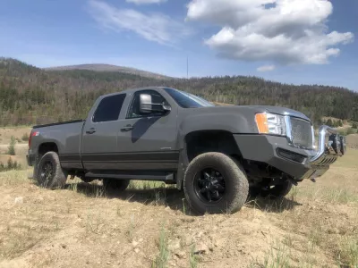 GMC 2500-3500HD 2007.5-2010 with CLASSIC FRONT W.I.Y.KIT STANDARD installed