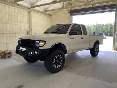 TOYOTA TACOMA 1995-2004 with CLASSIC FRONT W.I.Y.KIT STANDARD installed